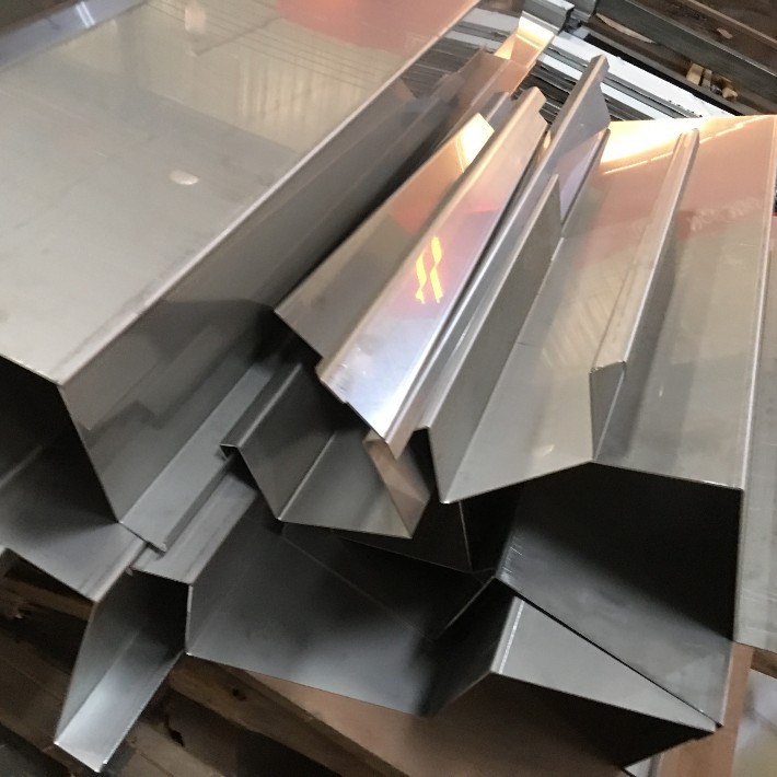 不銹鋼家居裝飾構件的應用 定制圓形包邊柱、踢腳線與排水檔條